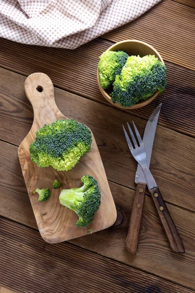 Brokkoli Vágódeszkán Asztal Fölött Egészséges Ételek Lapos Tojások — Stock Fotó