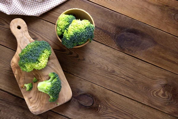Brokkoli Vágódeszkán Asztal Fölött Egészséges Ételek Lapos Tojások — Stock Fotó