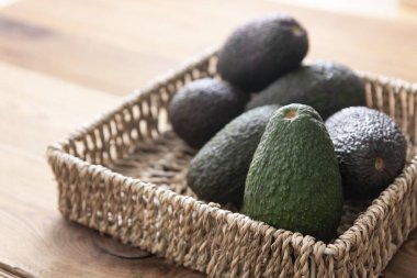 Ahşap masada izole edilmiş avokado. Guacamole malzemeleri.