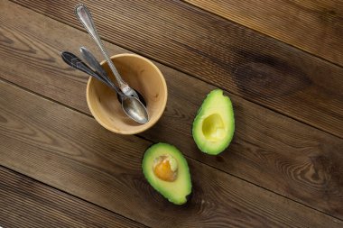 Ahşap masada avokado, izole. Sağlıklı yiyecekler. Guacamole malzemesi..