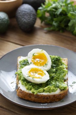 Haşlanmış yumurtalı avokado sağlıklı tost. Kare kepekli ekmek tostu. Üst görünüm.