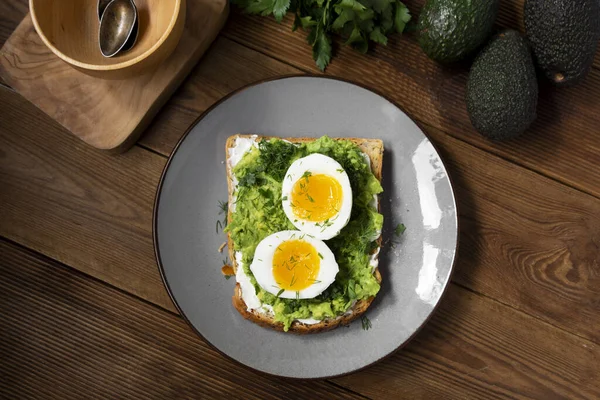 Yumurtalı avokado tostu. Kare kepekli ekmek tostu. Üst görünüm.
