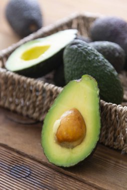 Ahşap masada izole edilmiş avokado. Guacamole malzemeleri.