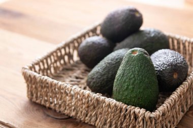 Ahşap masada izole edilmiş avokado. Guacamole malzemeleri.