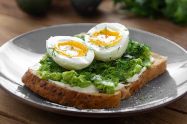Haşlanmış yumurtalı avokado sağlıklı tost. Kare kepekli ekmek tostu.
