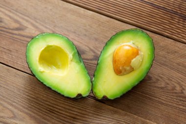 Ahşap masada avokado, izole. Sağlıklı yemek..