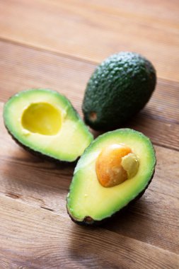 Ahşap masada avokado, izole. Sağlıklı yemek..