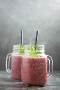 Böğürtlen suyu arkaplanlı iki bardak..