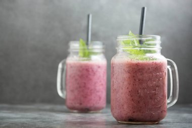 Böğürtlen suyu arkaplanlı iki bardak..