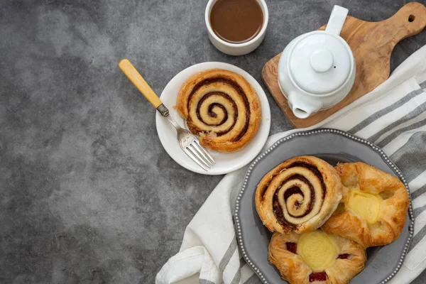 Pastelaria Dinamarquesa Com Xícara Café Para Pequeno Almoço Canela Rools — Fotografia de Stock