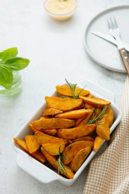 Otlu ve soslu kızarmış patates. Ev yapımı kızarmış patates..