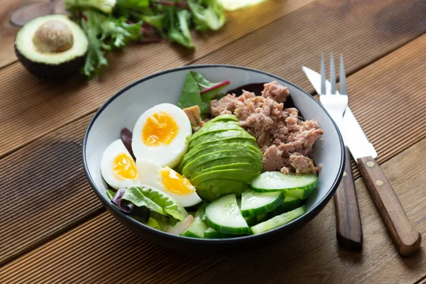 Healthy tuna and egg salad with avocado and fresh green salad mix leaves. — Stock Photo, Image