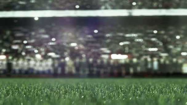 Pomalý posun fotoaparátu fotbalový míč v trávě. Zpomalený pohyb 4k — Stock video