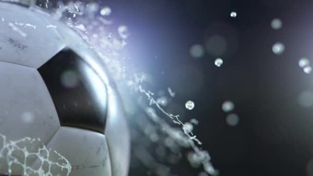 Bola de fútbol volando a través de gotas de agua cámara lenta 4k — Vídeos de Stock