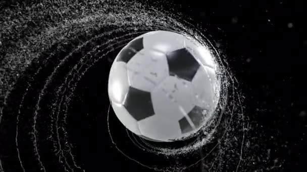 Bola de fútbol que emite remolino de gotas de agua, con máscara rgb, animación 3D 4k — Vídeos de Stock