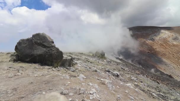 Un volcán humeante despierta — Vídeos de Stock