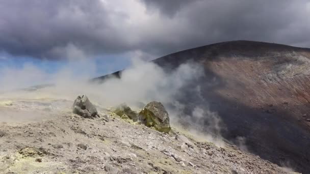 Kouřící sopka se probouzí — Stock video