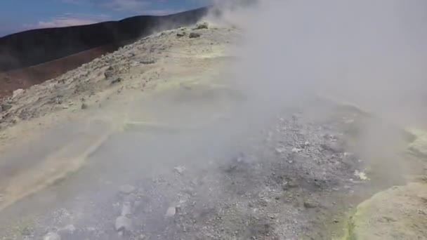 Un volcán humeante despierta — Vídeo de stock