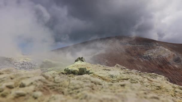 Un volcán humeante despierta — Vídeos de Stock
