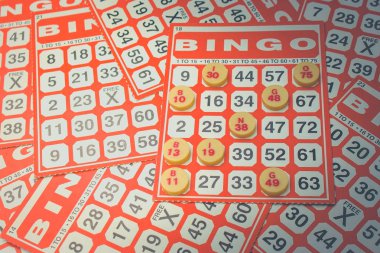 İş başarı kavramı: Kırmızı bingo kartı beyaz çip vintage tarzı ile.