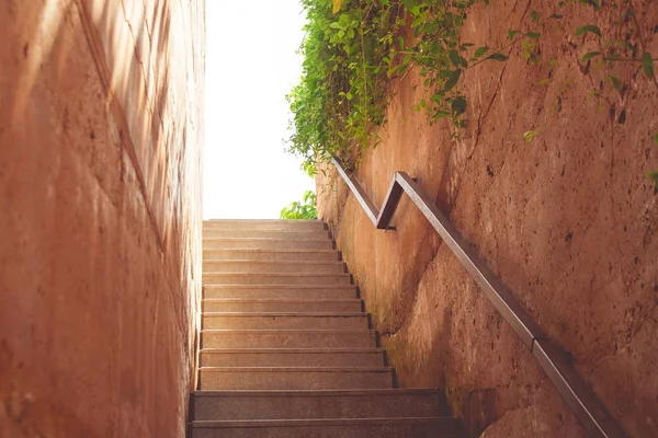 Escadaria Concreto Vazio Corrimão Metal Com Parede Barro Marrom Que — Fotografia de Stock