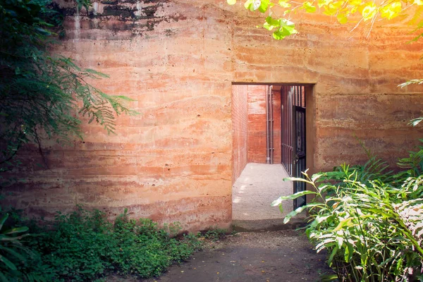 Opened Doorway Brown Clay Wall Pathway Connected Outdoor Garden Buildings — Stock Photo, Image