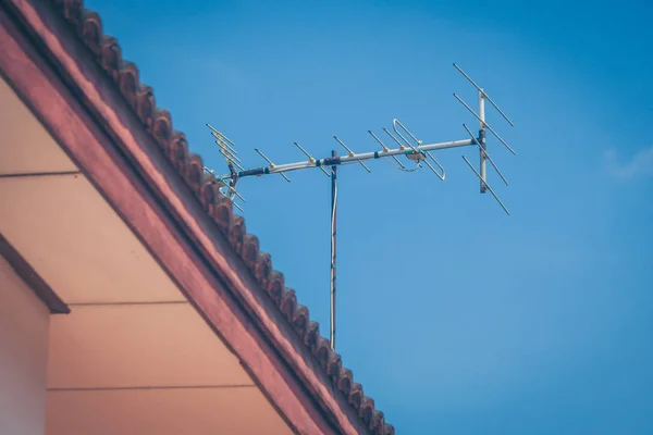 Antena Techo Casa Con Fondo Cielo Azul Estilo Vintage —  Fotos de Stock