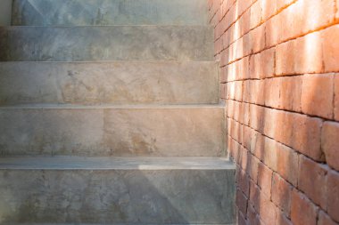 Kahverengi tuğla duvar vintage tarzı ile boş gri beton merdiven Önden Görünümü Kapat.