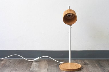 Masa lambası veya ahşap zemin ve beyaz arka plan üzerinde modern tarzda fener kapatın. (Seçici odak)