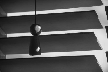 Kadar tente veya perde Ray ile güneş ışığı vintage tarzı penceresinden kapatın. (Seçici odak)