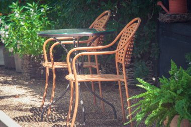 Retro sandalye ve masa Restaurant'ta açık, geçit yanında.