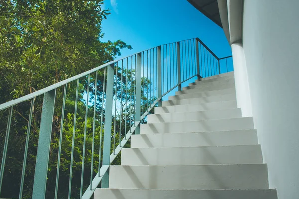 Vista Frontal Close Escada Concreto Branco Vazio Corrimão Metal Edifícios — Fotografia de Stock