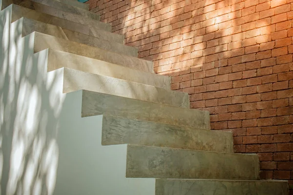 Vista Lateral Escaleras Vacías Blancas Con Fondo Pared Ladrillo Marrón — Foto de Stock