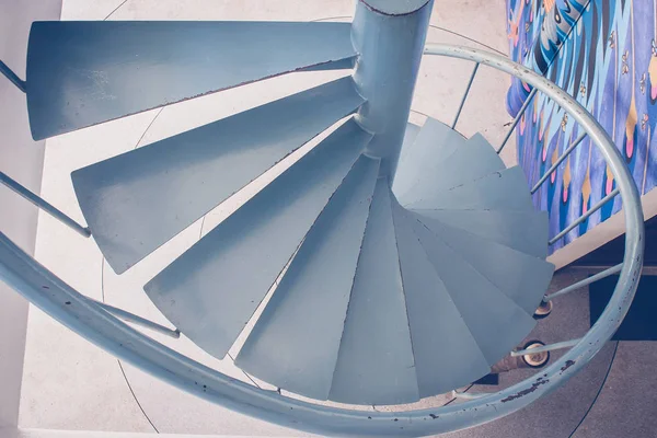 Vista Superior Escalera Acero Espiral Con Barandilla Metálica — Foto de Stock