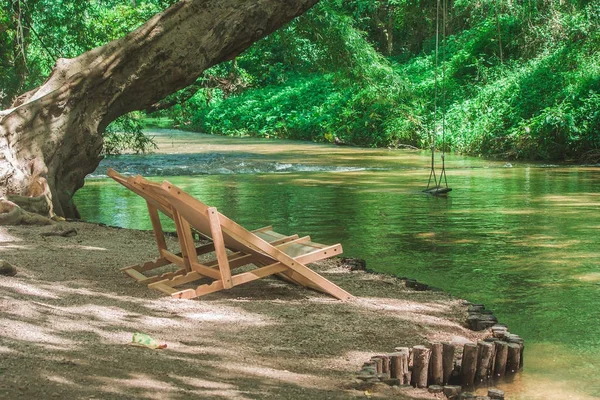 Relaxační Koncept Zblízka Hnědé Dřevěné Lavici Nebo Křeslo Malé Skále — Stock fotografie