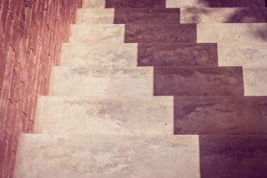 Üstten Görünüm yanında kahverengi tuğla duvar gölge ile beyaz boş merdivenlerden düşmek vintage tarzı yerde.