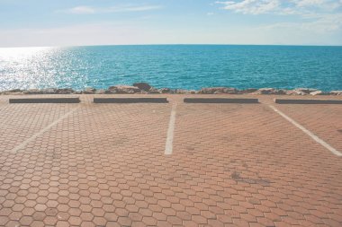 Boş alanı beton Park çok güzel deniz manzarası arka planda vintage tarzı ile deniz kenarı.