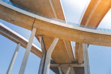 Köprü endüstriyel halkalar veya Bhumibol köprü beton Otoban yol kavşağı ve Kavsak Üstgeçit ve Chao Phraya Nehri, Tayland çapraz.