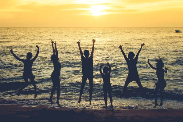 Wunderschöner Blick Auf Das Paradiesische Meer Mit Verschwommenen Menschensilhouetten Die — Stockfoto