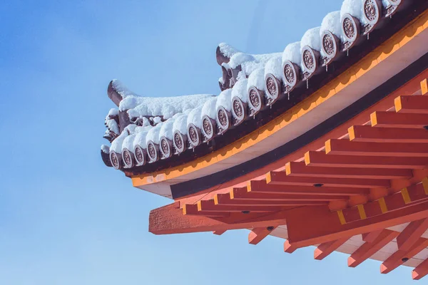 Güzel kış mevsimlik görüntü köşesinde kırmızı Pagoda Kiyomizu-dera Tapınağı'nda Kyoto, Japonya, mavi gökyüzü arka plan beyaz karla kaplı.