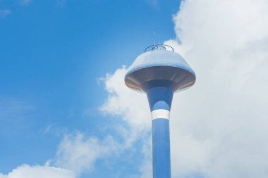 Yukarıya topluluk genel su kulesi yarar kırsal mavi gökyüzü arka plan ile kapatmak.