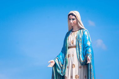 Kutsal bakire Meryem heykeli ayakta Chanthaburi Eyaleti, Tayland, Thailand, mavi gökyüzü arka plan ile Roma Katolik piskoposluk önünde.