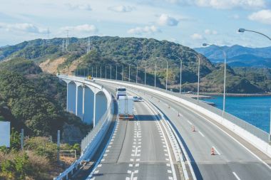 Büyük Naruto gelin çapraz okyanus ve güzel mimari ve landmark Tokushima, Japonya'nın Naruto Boğazı.