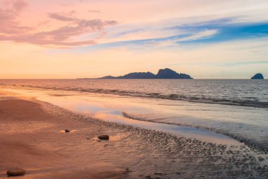 Güzel deniz manzarası kum plajı ile deniz ve ada alacakaranlık zaman arka planda bir bakış. (Yumuşak odak)