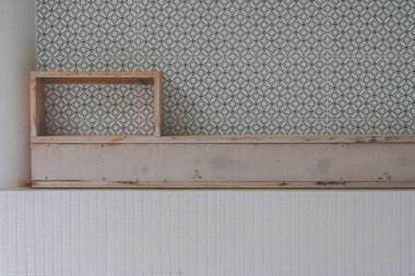 Üzerinde siyah ve gri geometrik daire içinde belgili tanımlık geçmiş ile küvet boş ahşap raf önden görünümü.