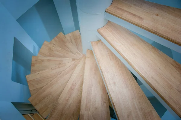 Vista Superior Escada Madeira Espiral Cercada Com Parede Azul Farol — Fotografia de Stock