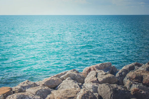 Θαλασσογραφία Όμορφη Θέα Πολλά Βράχια Στην Ακτή Γαλάζιο Της Θάλασσας — Φωτογραφία Αρχείου