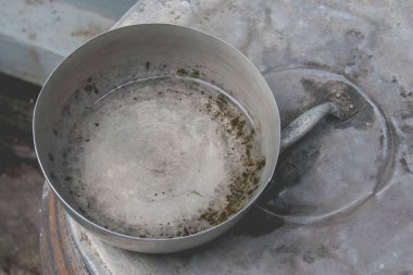 Paslanmaz çelik kase toprak kavanoz veya büyük su kavanoz kapalı kapağını ayarı kapatın. (Seçici odak)