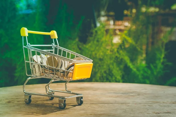 Diverse Geld Munten Bad Gele Mini Winkelwagentje Supermarkt Trolley Ingesteld — Stockfoto