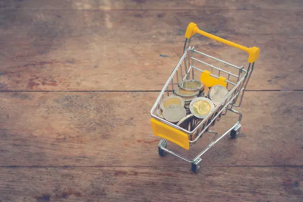 Verschiedene Geldmünzen Bad Gelbem Mini Einkaufswagen Oder Supermarkt Einkaufswagen Auf — Stockfoto